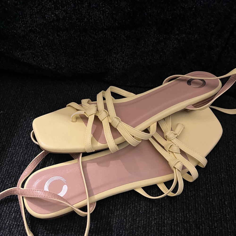 Light yellow flat sandals, toe slip